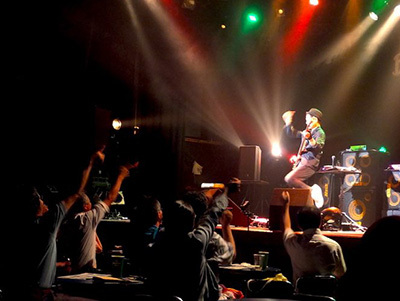 客席からライブを楽しむ様子